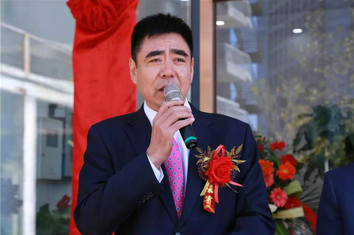 老总主持_鸿星尔克老总图片(2)