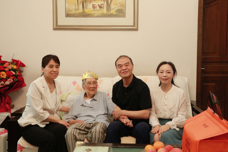 情暖桑榆 礼敬期颐——郑州大学五附院看望慰问百岁退休职工
