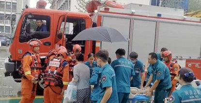 暴雨中的逆行者：消防橙与孔雀蓝